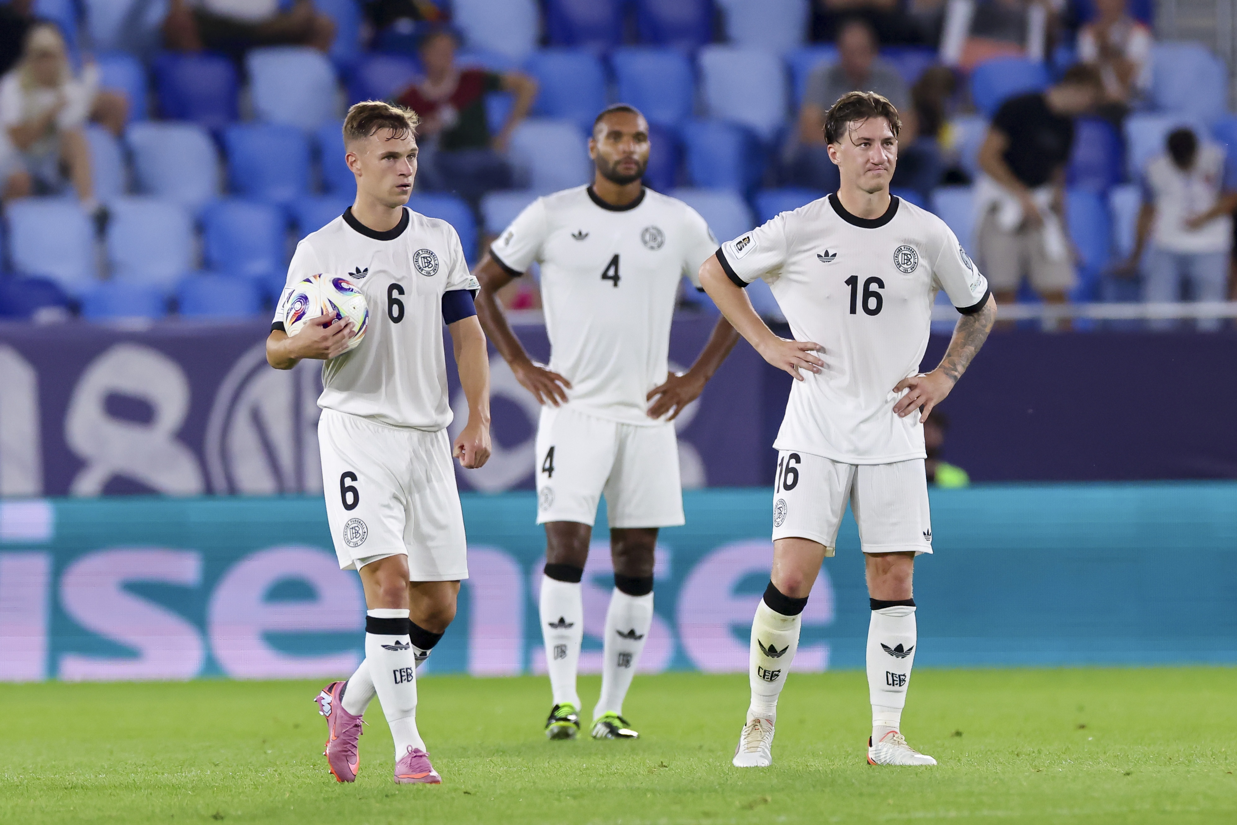 瓜迪奥拉赞,澳波,非传统后卫,世界杯小组赛,2026世界杯,小组赛对阵,球队战术,赛事动态